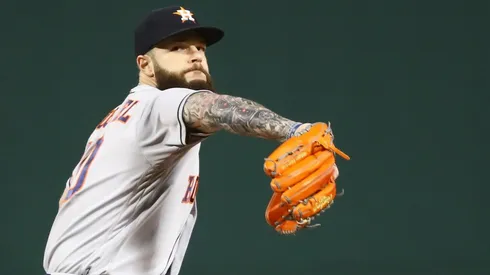 Dallas Keuchel preparándose ante los Medias Rojas