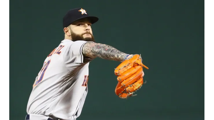 Dallas Keuchel preparándose ante los Medias Rojas