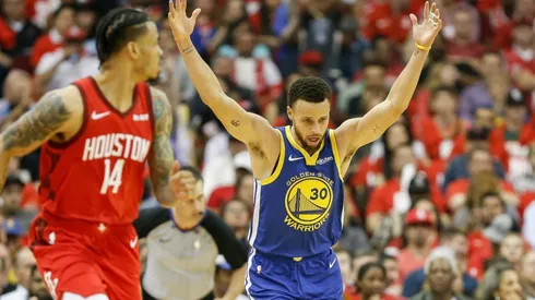 Stephen Curry celebra un triple ante los Houston Rockets