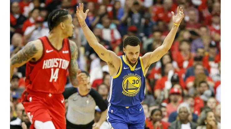 Stephen Curry celebra un triple ante los Houston Rockets