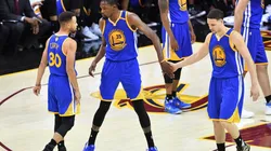 Stephen Curry, Klay Thompson y Kevin Durant celebrando en el Quicken Loans Arena