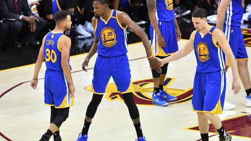 Stephen Curry, Klay Thompson y Kevin Durant celebrando en el Quicken Loans Arena