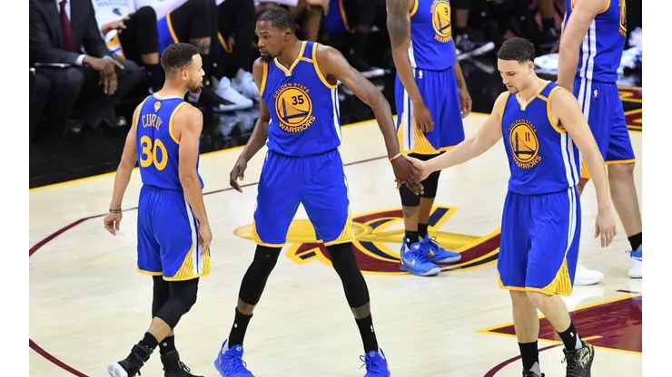 Stephen Curry, Klay Thompson y Kevin Durant celebrando en el Quicken Loans Arena