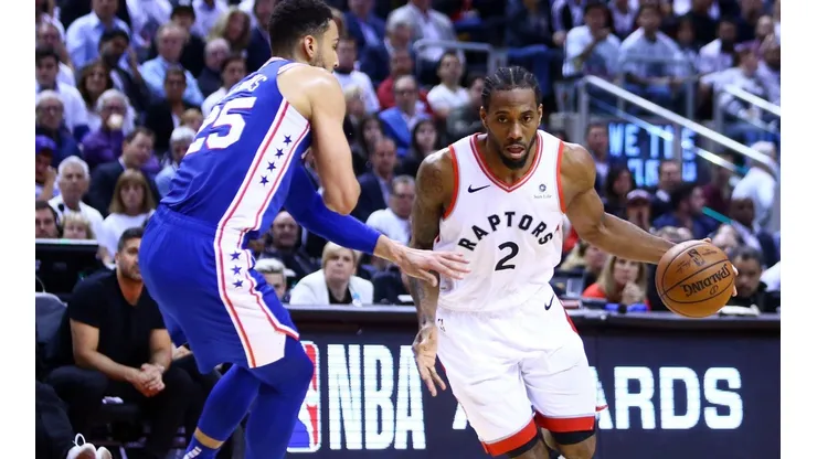Kawhi Leonard burlando la marca de Ben Simmons