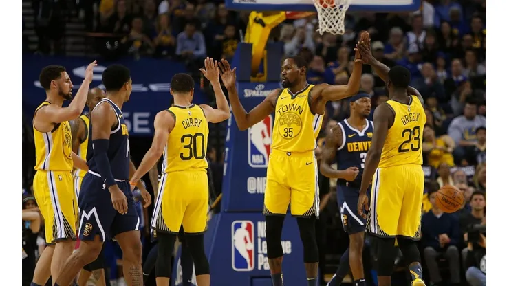 Los Warriors se felicitan enfrentando a los Nuggets