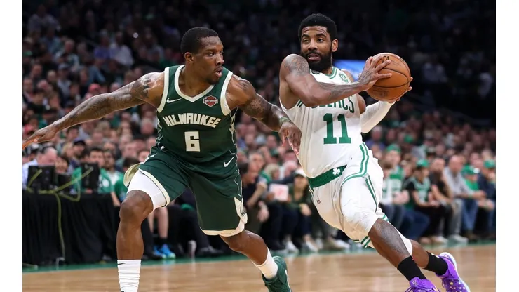 Kyrie Irving ataca el aro perseguido por Eric Bledsoe