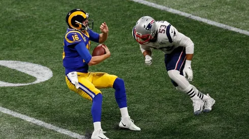 Kyle Van Noy ataca a Jared Goff en el Superbowl