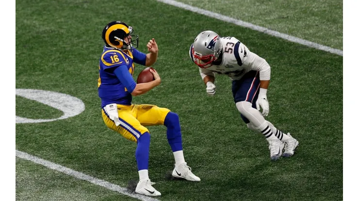 Kyle Van Noy ataca a Jared Goff en el Superbowl
