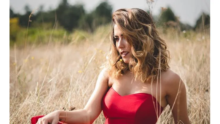 Traición total: la novia de Raúl Jiménez se sacó la playera de los Wolves y se puso la del Barcelona