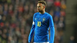 Neymar con la cinta de capitán de Brasil.