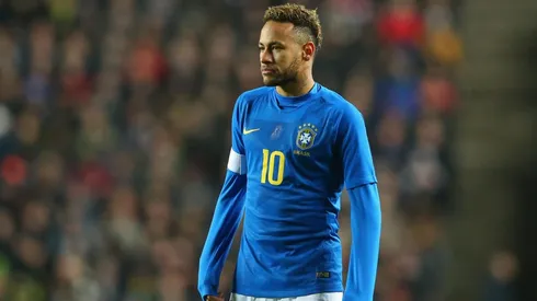 Neymar con la cinta de capitán de Brasil.