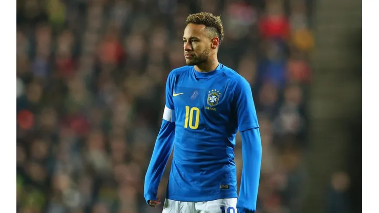 Neymar con la cinta de capitán de Brasil.