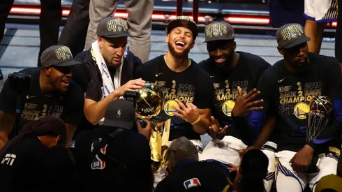 Los Warriors celebrando el último título de campeones