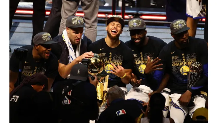 Los Warriors celebrando el último título de campeones