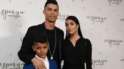 Cristiano Ronaldo develó su nuevo proyecto y posó con casco de obrero junto a su familia