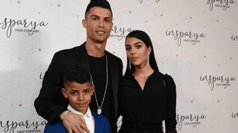 Cristiano Ronaldo develó su nuevo proyecto y posó con casco de obrero junto a su familia