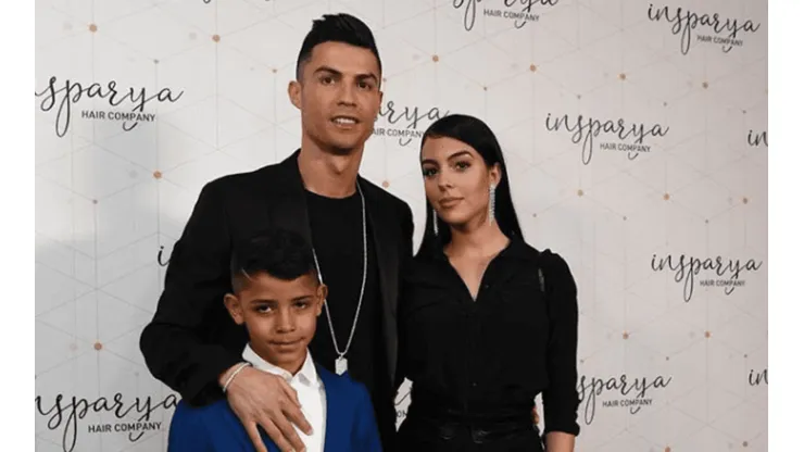 Cristiano Ronaldo develó su nuevo proyecto y posó con casco de obrero junto a su familia