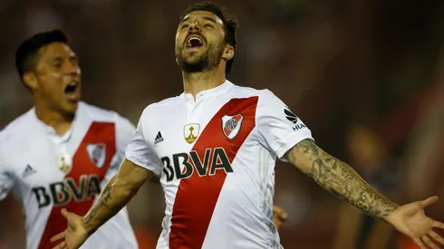 Ignacio Scocco y Enzo Pérez celebrando un gol.