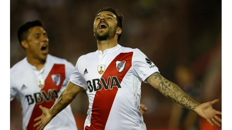 Ignacio Scocco y Enzo Pérez celebrando un gol.