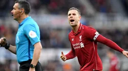 Henderson discute con un árbitro.