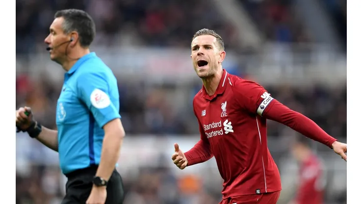 Henderson discute con un árbitro.