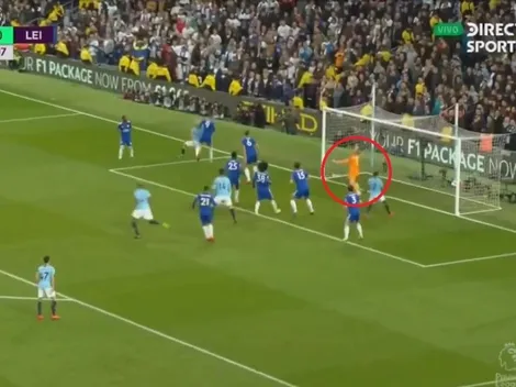 ¡No entró de milagro! Schmeichel le sacó una pelota imposible al Kun Agüero