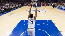 Embiid realiza una volcada en los playoffs
