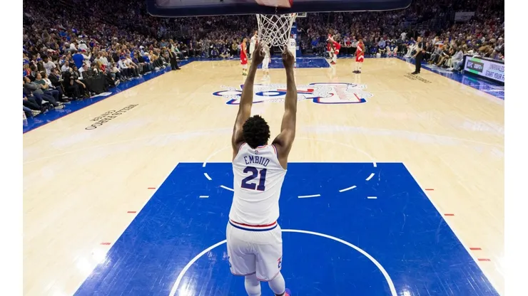 Embiid realiza una volcada en los playoffs