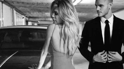 Wanda se tiró sin remera al sillón boca abajo e Icardi subió fotito a Instagram