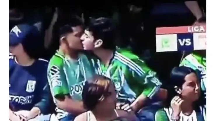 El momento del beso entre los hinchas.