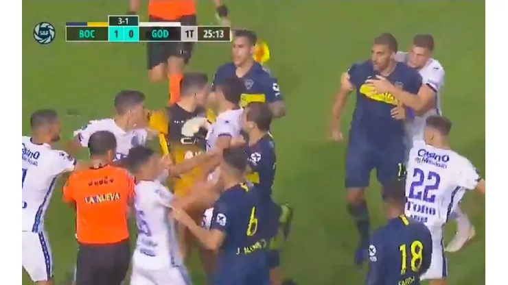 Boca y Godoy Cruz, a los golpes en pleno partido.