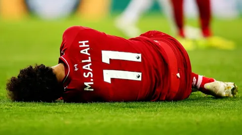 Mohamed Salah, tendido en el suelo.