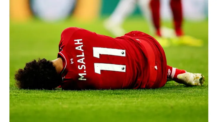 Mohamed Salah, tendido en el suelo.