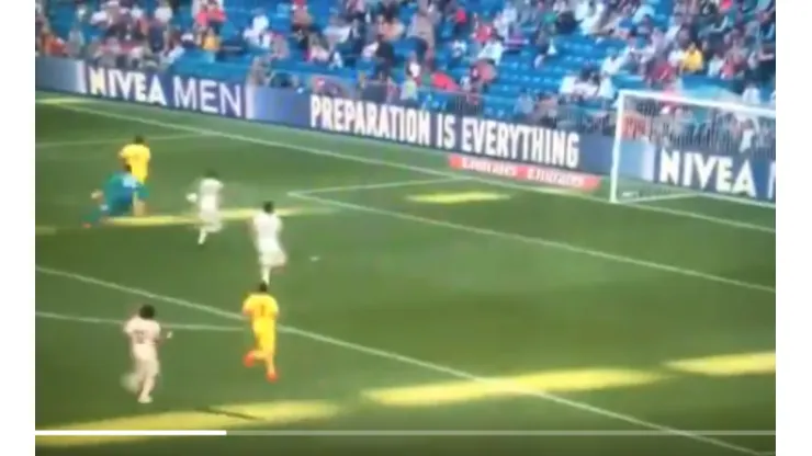 Por algo juega poco: Bacca eludió a Courtois, pero nunca definió