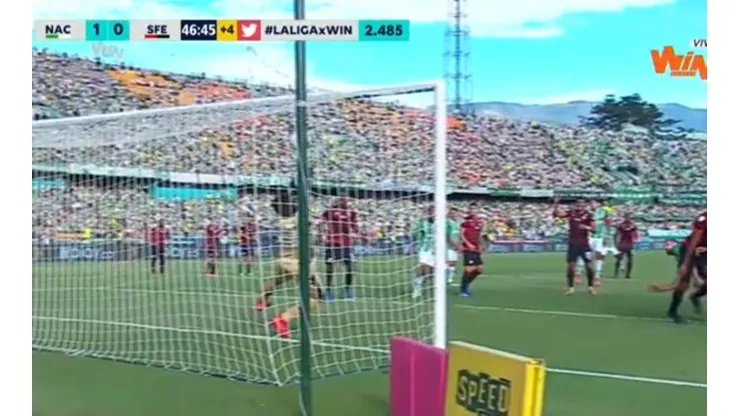 Gol de Hernán Barcos en el duelo entre Nacional y Santa Fe.