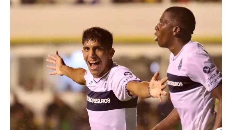 Maxi Comba tras el segundo gol a Defensa. (Foto: Gimnasia oficial)