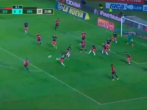 Le dio con los dos pies y dejó duro al arquero: el gol de Herrera es de los más raros del año