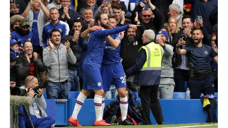 Higuaín metió un gol para el 3-0 del Chelsea.