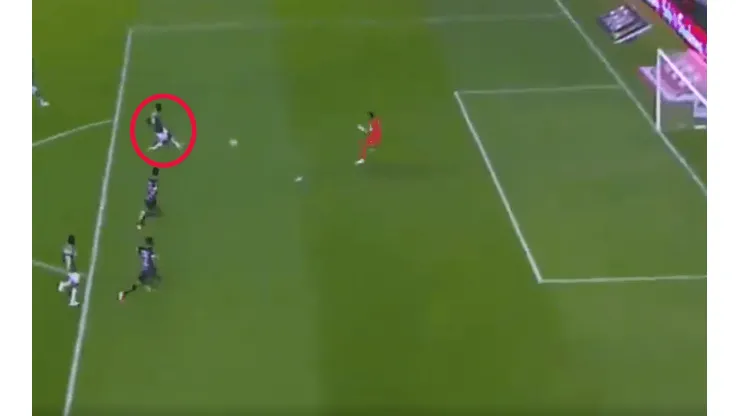 Joel Campbell no dudó en el mano a mano y anotó para León