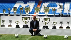 Casillas posa con todos los trofeos que consiguió con el Real Madrid.
