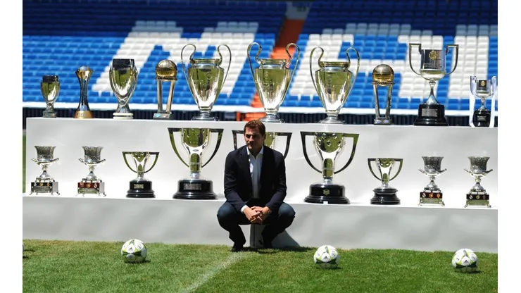 Casillas posa con todos los trofeos que consiguió con el Real Madrid.