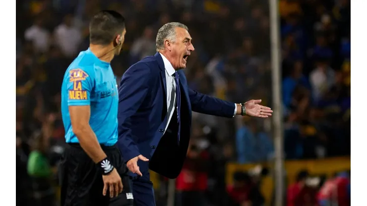 Alfaro dando indicaciones en Mendoza.