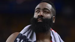 Jugadores de los Warriors dudan de la lesión de James Harden y se calienta la serie de playoffs