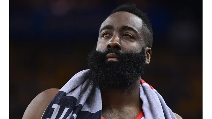 Jugadores de los Warriors dudan de la lesión de James Harden y se calienta la serie de playoffs