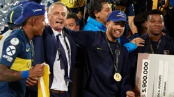 Foto de Gustavo Alfaro con los jugadores de Boca.