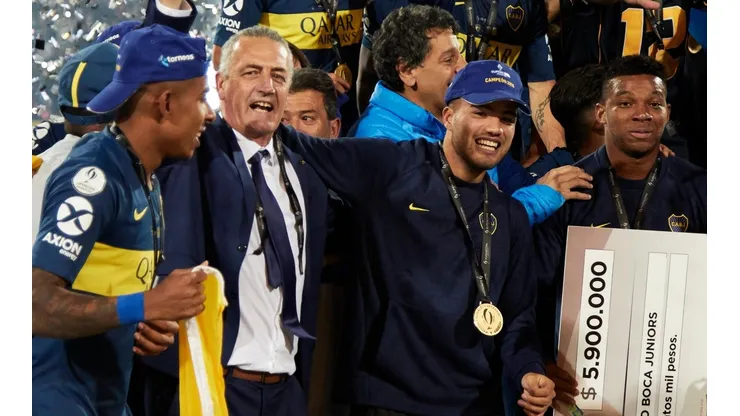Foto de Gustavo Alfaro con los jugadores de Boca.