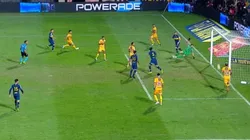 ¿Entró? Pavón rompió el travesaño, la pelota picó en la línea y otro palo salvó a Central