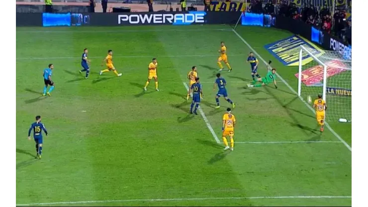 ¿Entró? Pavón rompió el travesaño, la pelota picó en la línea y otro palo salvó a Central