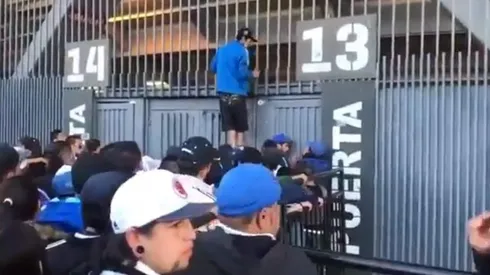 Hinchas de Millonarios a los que no les permitieron el ingreso.