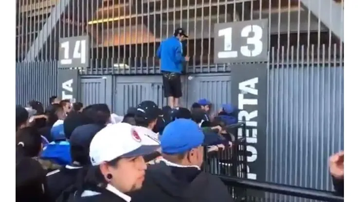 Hinchas de Millonarios a los que no les permitieron el ingreso.